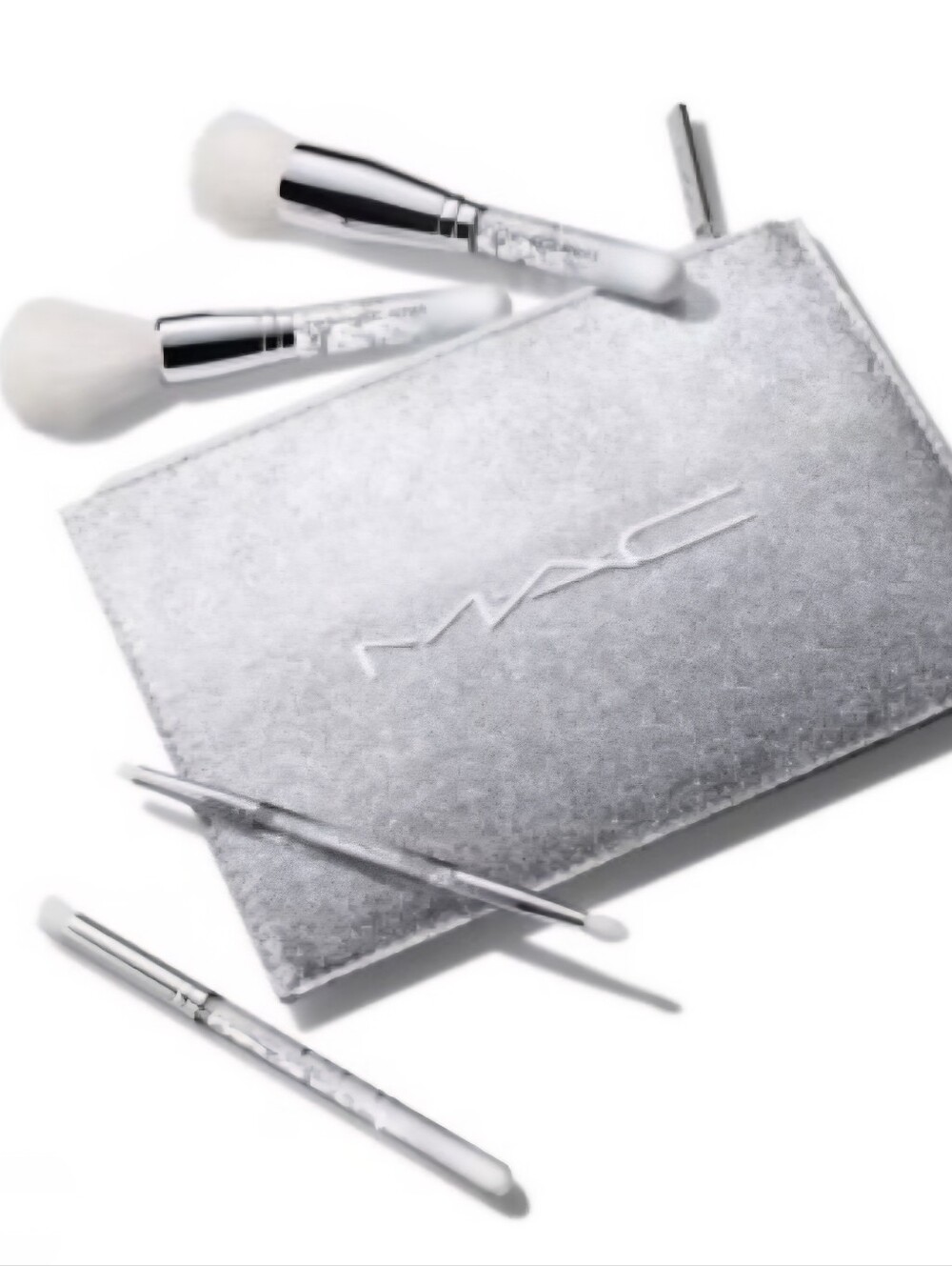 MAC Brush Of Snow Essential Brush Kit - Picture 1 of 6